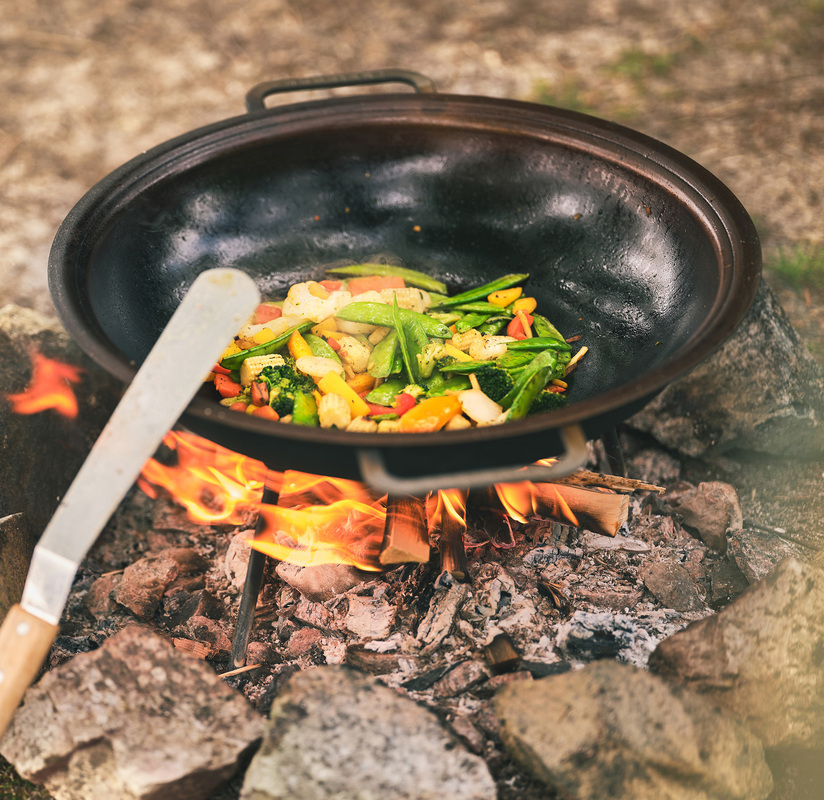 Muurikka wok jaloilla suojapussissa kuumavalssattu teräs 43 cm