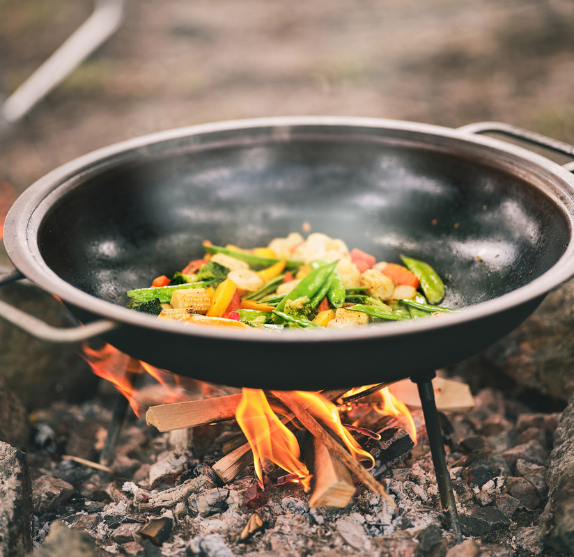 Muurikka wok jaloilla suojapussissa kuumavalssattu teräs 43 cm